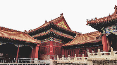 北京——近距离观察中国北京紫禁城内的一个建筑群。这些建筑物的屋顶装饰得很华丽