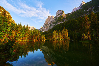 Gosaulacke湖上美丽的风景。奥地利阿尔卑斯山，萨尔茨堡地区。