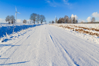 冬天的风景公路，白雪覆盖田野，风车