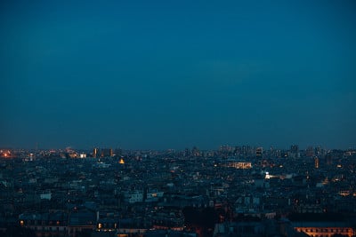 巴黎和巴纳斯山的夜景
