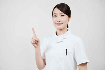 一个穿白大褂的女人正摆着指指点点的姿势