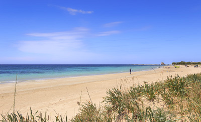 Marina di Salve海滩，几乎是沙子，点缀着低矮的悬崖，在意大利阿普利亚市的Salve和U