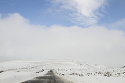 在雪山里滑的路上开车