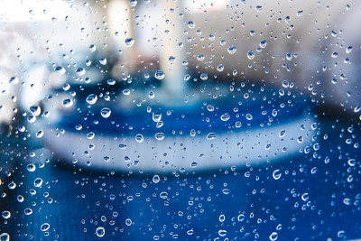 清洗和清洁概念形象与玻璃和水或雨滴。工业地毯洗胶辊滚筒刷。