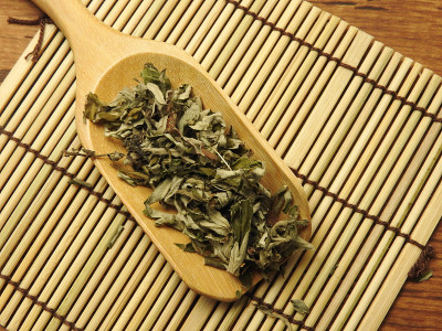 俯视图在竹席上匙上的艾蒿。中草药。