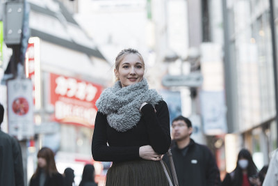 年轻女子观光