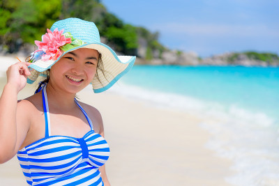 泰国海滩上的女孩