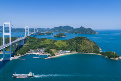日本濑户内海的久岛大桥