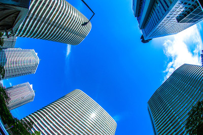 横滨港人未来的高楼大厦和蔚蓝的天空