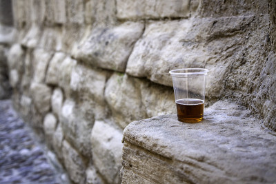 街上的啤酒杯