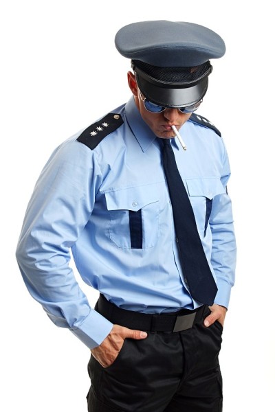吸烟的警察