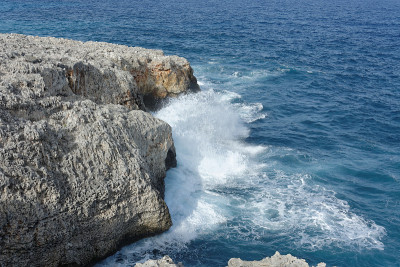 巨浪打在岩石上