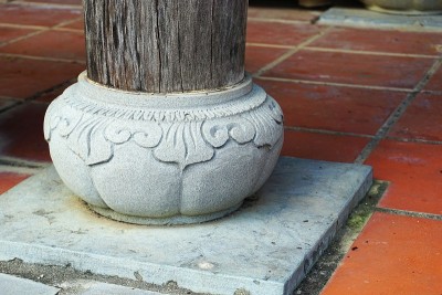 雕刻的石头建筑细节在一个古老的寺庙在越南农村