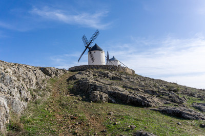 拉曼查(La Mancha)位于康苏埃格拉(Consuegra)上方山顶上的传统西班牙风车