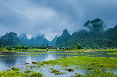 喀斯特山脉和乡村景色中的薄雾