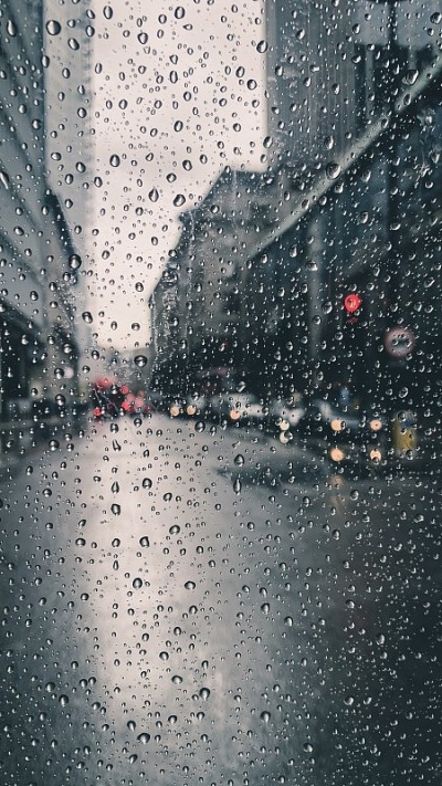 天气不好时，雨滴落在窗户上