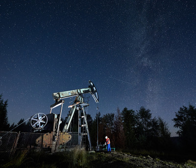 石油工人在繁星点点的夜空下在钻井平台上工作。