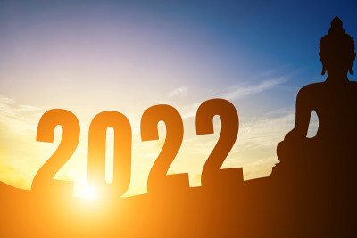 2022年元旦节，清晨日出的轮廓佛像越过地平线的背景，新年快乐的概念。