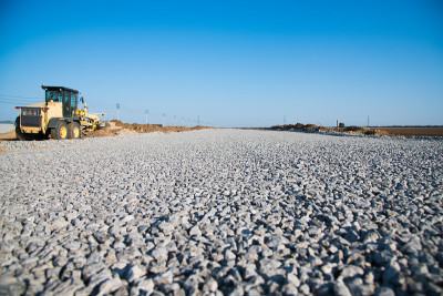 道路建设。筑路机械正在建设新路