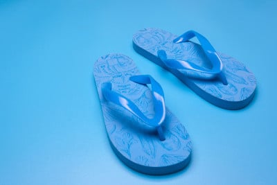 蓝色背景的蓝色人字拖