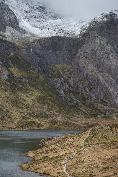 美丽的忧郁的冬季景观图像，Llyn Idwal和白雪覆盖的Glyders山脉在斯诺登尼亚