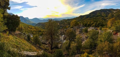 希腊伊庇鲁斯的Mikro Papigko村全景