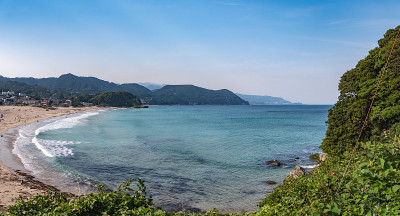 白浜海滩是一个800米长的海滩，是伊豆最著名和最受欢迎的景点之一。白滨海滩位于日本静冈县下田市伊豆半