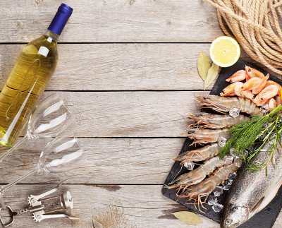 新鲜的生海鲜配上香料和白葡萄酒
