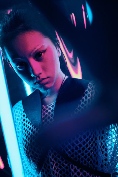 霓虹灯下的亚洲少女