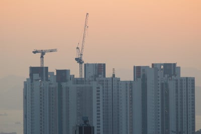 一座在建的高层公寓大楼