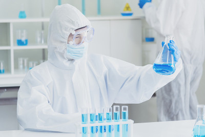 科学家covid-19病毒化学研究实验生物技术抗体样本实验室培养抗病毒疫苗。科学家看显微镜，科学试管