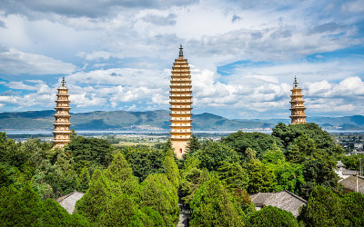 崇圣寺三塔的洱海湖在中国云南大理远处