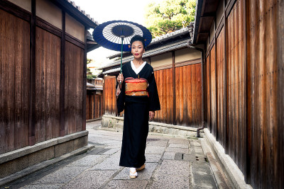 亚洲妇女与浴方行走在京都，日本