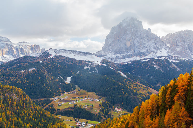 典型的山地景观，有塞拉山脉群和Sassolungo山脉(Langkofel)， Dolomites日