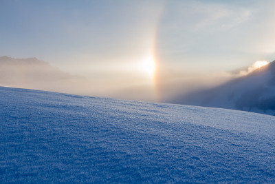 冬季阿尔卑斯山的雪景，日出带晕现象