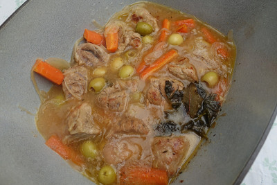 用白葡萄酒与小牛肉、胡萝卜和绿橄榄炖成的砂锅菜