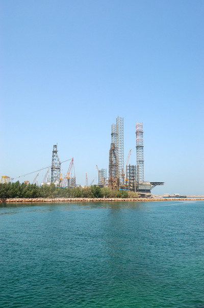 阿联酋沙迦海岸的石油钻探现场