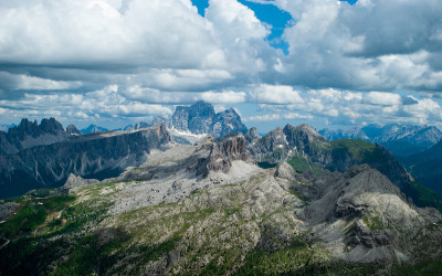 阿瓦劳山和努沃劳的景色