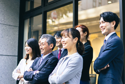 在办公室工作的商务人员
