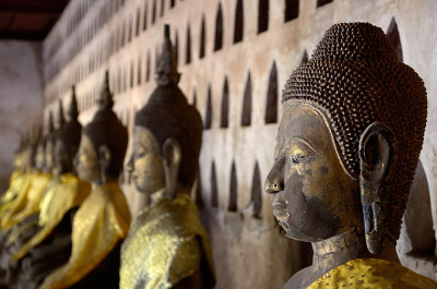 在老挝万象的赛特寺，佛像排成一行
