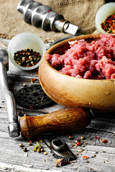 肉在绞肉机中磨碎