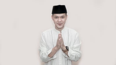 年轻的亚洲穆斯林男子在镜头前用头巾微笑和问候的肖像