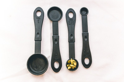 在俯视图中烹饪时使用的一套量杯或量匙