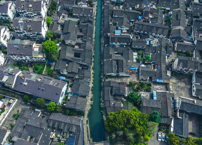 航拍浙江绍兴沧桥之街古民居和古河流