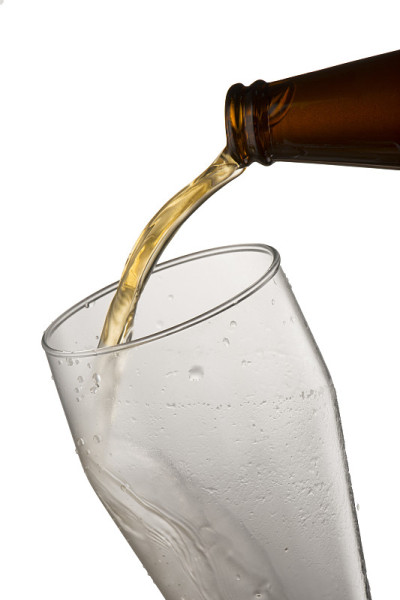 啤酒从瓶子倒向玻璃杯