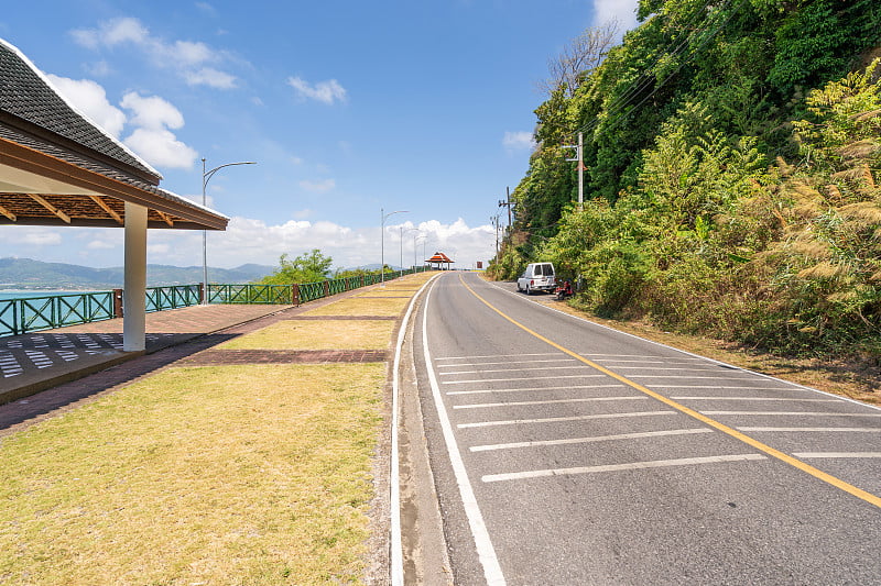 普吉岛周围的柏油路在夏季美丽的蓝天背景在泰国普吉岛