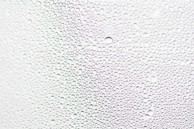 水滴在玻璃上