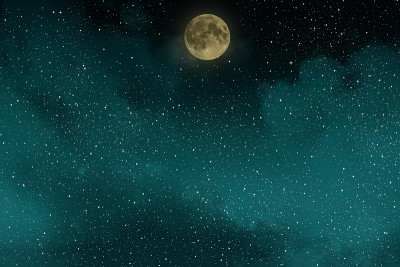 美丽的蓝色夜晚，星空下有满月和云彩