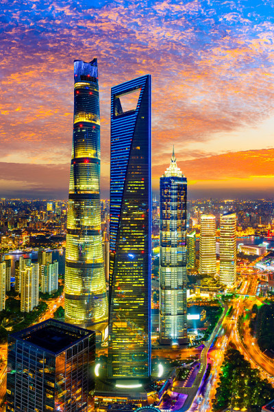 夜景鸟瞰图上海的天际线和城市景观。