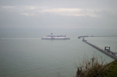 英吉利海峡沿岸的白色悬崖和多佛港。